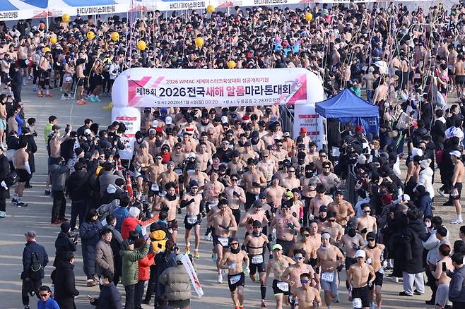 ▲ 4일 오전 대구 달서구 2.28자유광장에서 열린 제18회 2026전국새해알몸마라톤대회 참가자들이 힘차게 출발하고 있다.김영환 기자yhk@kyongbuk.com