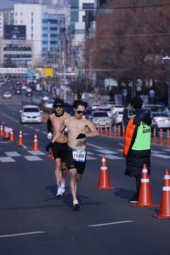 ▲ 4일 오전 대구 달서구 2.28자유광장에서 열린 제18회 2026전국새해알몸마라톤대회 참가자들이 레이스를 펼치고 있다.김영환 기자yhk@kyongbuk.com