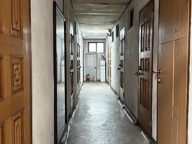 4일 오전 11시쯤 찾은 대구 서구 비산동의 한 쪽방촌 복도. 노후화된 시설 탓에 나무문이 제대로 닫히지 않아 복도의 냉기가 그대로 방 안으로 스며들고 있었다.