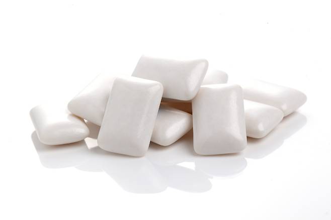 간식 대신 무설탕 껌을 씹으면 식욕이 억제돼 다이어트에 도움이 된다. 사진= 게티이미지뱅크