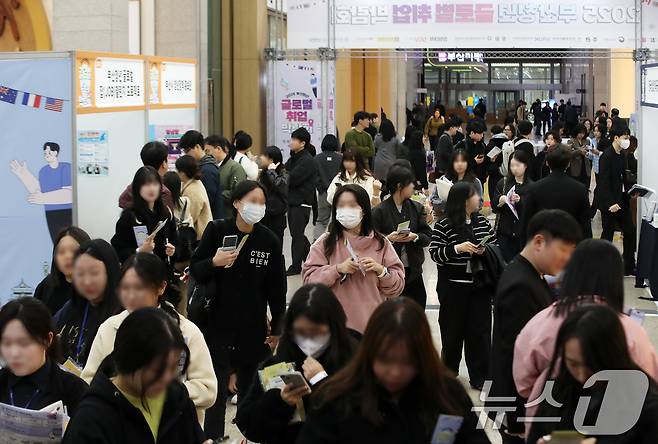10일 부산 연제구 부산시청에서 열린 '2025 부산청년 글로벌 취업박람회'가 구직자들로 북적이고 있다. 2025.11.10/뉴스1 ⓒ News1 윤일지 기자