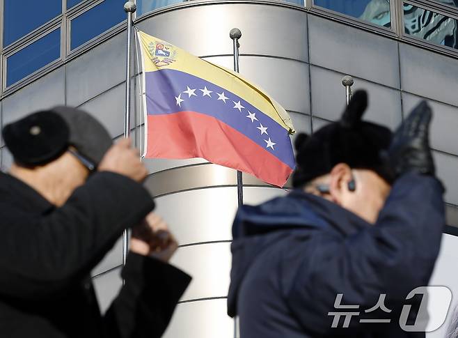 미국이 니콜라스 마두로 베네수엘라 대통령을 마약 혐의로 전격 체포한 가운데 4일 서울 종로구 세종대로 주한 베네수엘라 대사관이 입주한 건물 앞에 베네수엘라 국기가 바람에 휘날리고 있다. 2026.1.4/뉴스1 ⓒ News1 박정호 기자