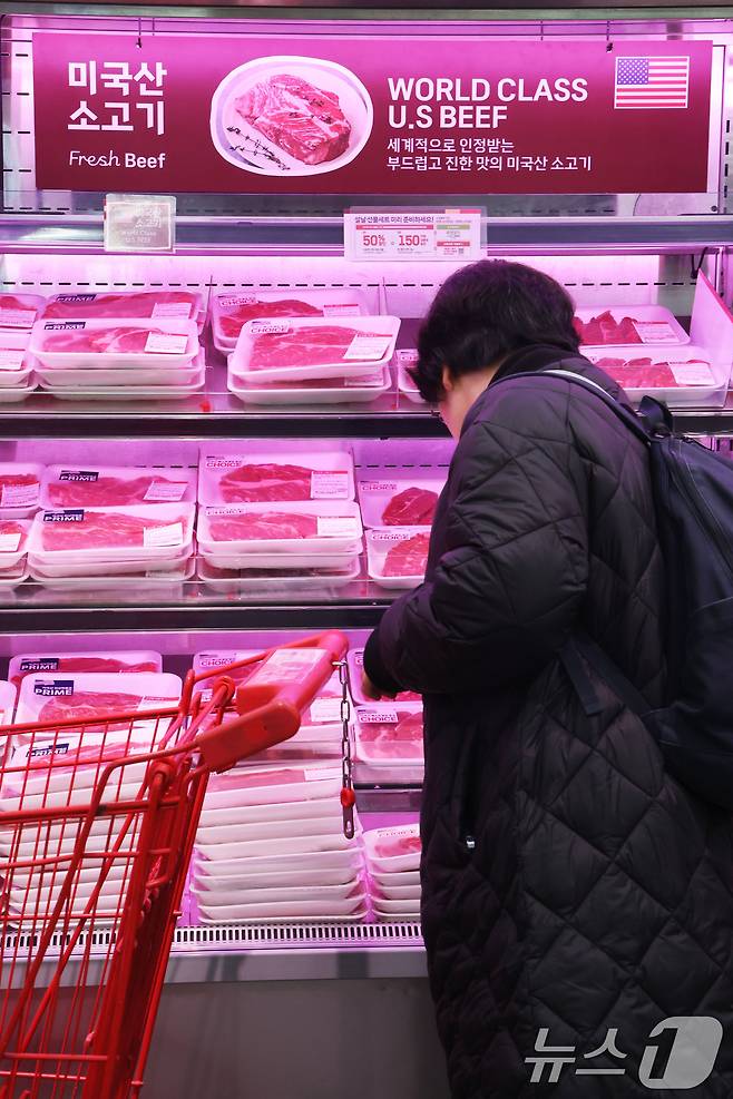환율 상승으로 인한 소비자 물가 부담이 이어지고 있는 4일 서울 중구의 대형마트를 찾은 시민이 수입육 매대를 살펴보고 있다.  2026.1.4/뉴스1 ⓒ News1 이광호 기자