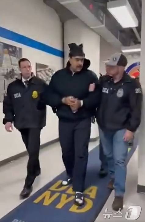 니콜라스 마두로 베네수엘라 대통령이 3일(현지시간) 미국 마약단속국(DEA) 요원에게 이끌려 이동하는 모습이 공개됐다. (백악관 엑스 캡쳐) 2026.1.4/뉴스1