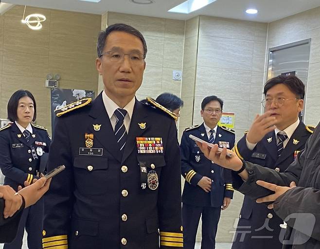 유재성 경찰청 직무대행이 고 이승철 경감 장례식에서 기자들의 질문에 답하고 있다.2025.1.4/뉴스1  ⓒ News1 문재욱 기자