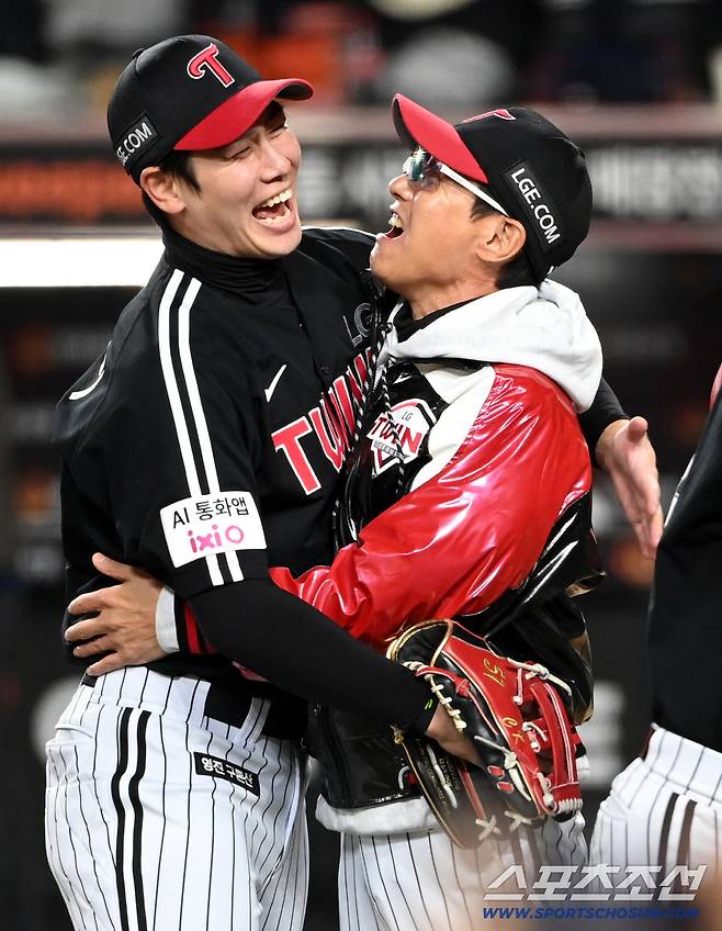 31일 대전 한화생명볼파크에서 열린 LG와 한화의 한국시리즈 5차전. LG가 승리하며 한국시리즈 우승을 차지했다. 염경엽 감독과 포옹을 하는 홍창기의 모습. 대전=허상욱 기자wook@sportschosun.com/2025.10.31/