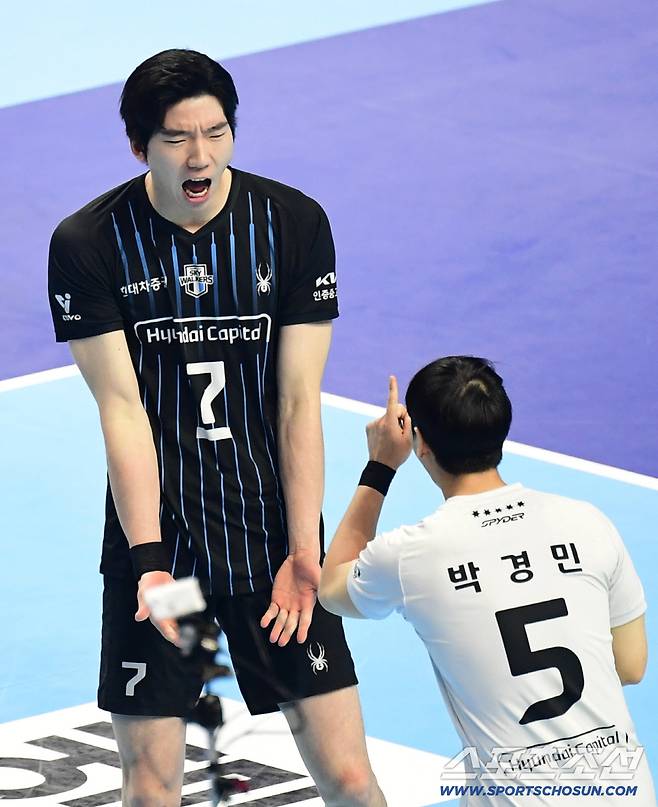 4일 인천 계양체육관에서 열린 V리그 남자부 대한항공과 현대캐피탈의 경기. 서브 득점 후 기뻐하는 현대캐피탈 허수봉. 인천=송정헌 기자songs@sportschosun.com/2026.01.04/