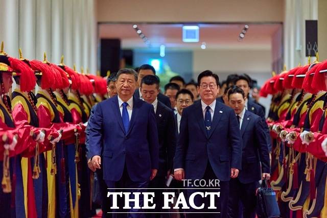 이재명 대통령은 4일 중국 국빈 방문 출장길에 올라 3박 4일간의 일정을 소화한다. 이 대통령과 시진핑 중국 국가주석이 2025년 11월 1일 경북 경주 소노캄호텔 국빈 만찬장에 입장하고 있다. /대통령실