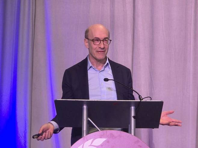 케네스 로고프 미국 하버드대 경제학과 교수가 3일(현지시간) 미국 펜실베이니아주 필라델피아에서 열린 '전미경제학회 연례총회(ASSA) 2026' 주제 발표에서 발언하고 있다.