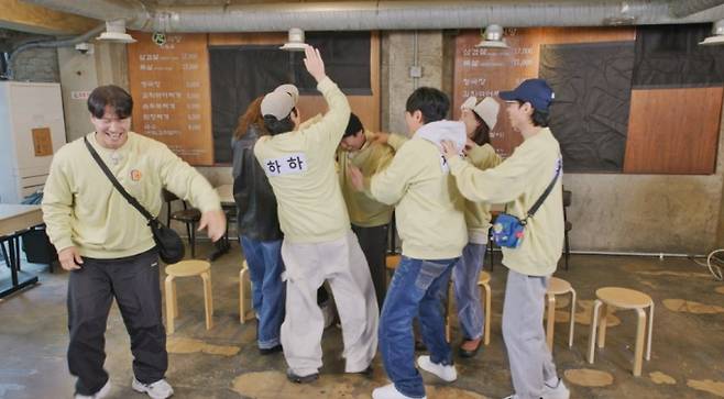 4일 방송되는 SBS '런닝맨'에서는 말띠 연예인 특집으로 꾸며진 '말 따라, 빙고 정복' 레이스가 펼쳐진다. '런닝맨'의 최형인 PD가 출산 준비를 위해 5년 만에 하차하고 강형선 PD가 후임이 되었다. 말과 관련된 미션을 통해 빙고를 완성해야 하는 멤버들 앞에 소녀시대 멤버 겸 배우 수영이 깜짝 게스트로 등장해 환호를 받았다. 과거 집에 대형 판넬을 소장했을 정도로 소녀시대의 열혈 팬임을 밝힌 지예은은 수영의 등장에 수줍어하면서도 즉석 헌정 댄스를 선보이며 '성덕(성공한 덕후)'의 면모를 뽐냈다. 또한 멤버들은 난이도 높은 MZ세대 박자 게임에 도전하며 좌충우돌 웃음을 선사할 예정이다. '런닝맨' 멤버들의 유쾌한 도전기는 일요일 저녁 공개된다.