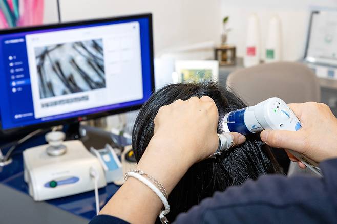 서울 명동의 한 두피·탈모 업체에서 고객이 두피 진단을 받는 모습./이건송 영상미디어 기자