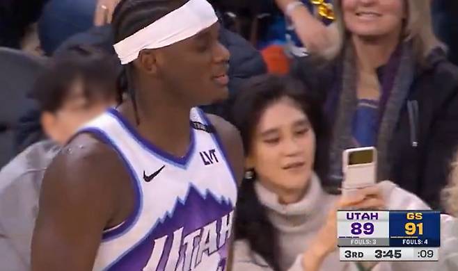 이 사장이 갤럭시Z 플립 스마트폰을 꺼내 경기를 촬영하는 모습. /X(옛 트위터)