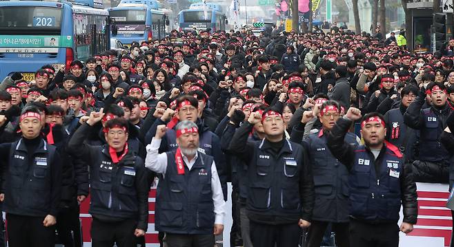 기업은행 노동조합원들이 지난달 29일 서울 중구 을지로 기업은행 본점 앞에서 임금투쟁 총파업 결의대회를 진행하고 있다./뉴스1이번 결의대회는 이재명 대통령이 직접 언급한 기업은행의 ' 체불임금', '총인건비제 한계점'에 대한 직원들의 절박함을 알리기 위해 마련됐다. 2025.12.29/뉴스1