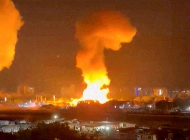 베네수엘라 수도 카라카스에서 3일 새벽 폭발과 함께 화염이 솟구치고 있다. 이날 도널드 트럼프 미국 대통령은 미군이 베네수엘라를 공격해 마두로 대통령을 체포한 후 국외로 억류했다고 밝혔다. 로이터 연합뉴스