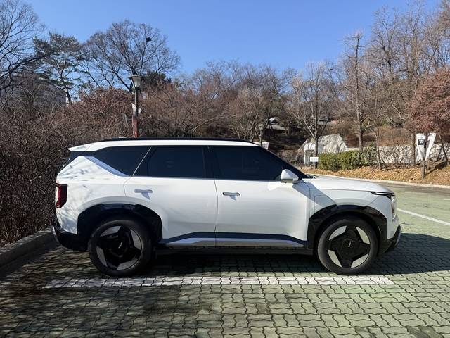 측면에서 보면 각진 박스형 실루엣이 스포츠유틸리티차량(SUV)의 매력을 물씬 풍겼다. 임주희 기자