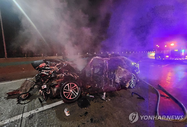 사고로 불탄 차. 전북특별자치도 소방본부=연합뉴스