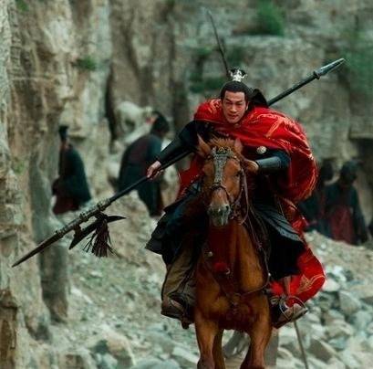 중국 드라마 ‘삼국지’에서 여포가 적토마를 타고 전장을 가로지르는 역동적인 한 장면 [조폐공사 제공]