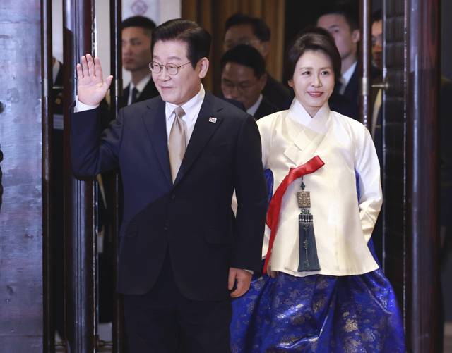 이재명 대통령과 김혜경 여사가 4일 중국 베이징 한 호텔에서 열린 재중 한국인 간담회에 입장하고 있다. 연합뉴스