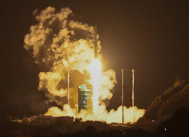 한국형 발사체 누리호(KSLV-Ⅱ)가 지난해 11월 27일 새벽 전남 고흥군 나로우주센터에서 4차 발사를 맞아 우주로 날아오르고 있는 모습. 뉴스1