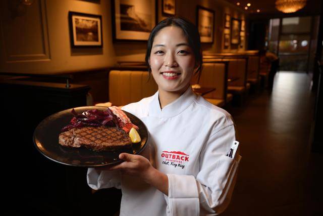 '아웃백 스테이크 마스터 챔피언십' 초대 우승자인 장소희 셰프가 지난달 15일 서울 종로구 아웃백스테이크하우스 디타워점에서 본보와 인터뷰에 앞서 사진 촬영을 위해 포즈를 취하고 있다. 하상윤 기자