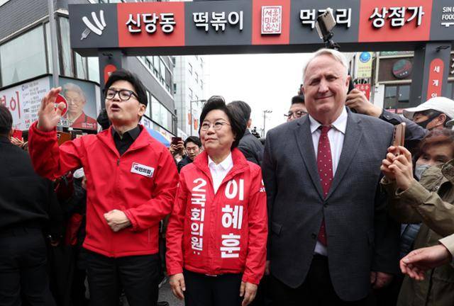 서울 중구성동을 지역구에 출마했던 이혜훈(가운데) 당시 국민의힘 후보가 2024년 3월 서울 중구 신당동 떡볶이타운에서 시민들에게 인사를 하고 있다. 고영권 기자