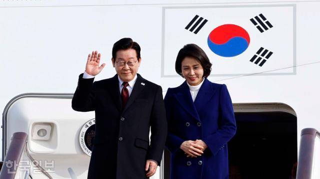 3박 4일간 중국을 국빈 방문하는 이재명 대통령과 김혜경 여사가 4일 중국 베이징 서우두공항에 도착해 영접 나온 인사들에게 손을 흔들고 있다. 베이징=왕태석 선임기자