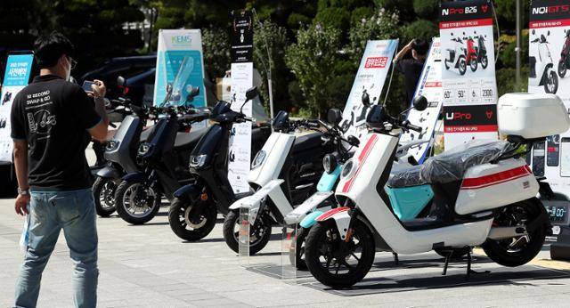 2022년 9월 7일 인천 남동구 인천시청 앞에 다양한 기종의 전기이륜차가 전시돼 있다. 연합뉴스