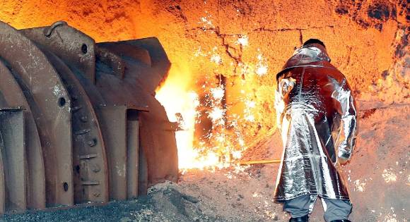지난 2024년 8월 7일 폭염 속에 전남 광양시 광양제철소 근로자가 고온의 쇳물이 담겨 있는 용광로를 점검하고 있다.  [사진=연합뉴스]