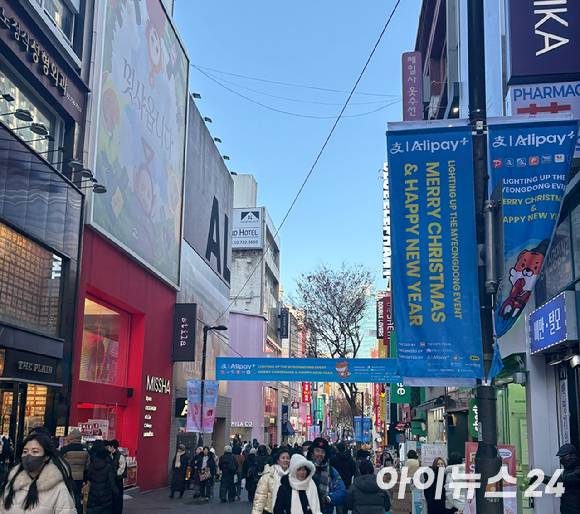 명동 거리에 중국어 현수막이 걸려 있다. [사진=설래온 기자]