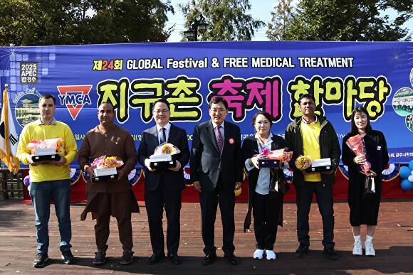 제24회 지구촌 축제 한마당에서 주낙영 경주시장(가운데)과 참석자들이 기념촬영을 하고 있다. [사진=경주시청]