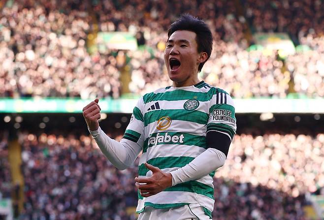 레인저스와의 더비 매치에서 시즌 3호골을 터뜨린 직후 환호하는 셀틱의 한국인 윙백 양현준. 로이터=연합뉴스