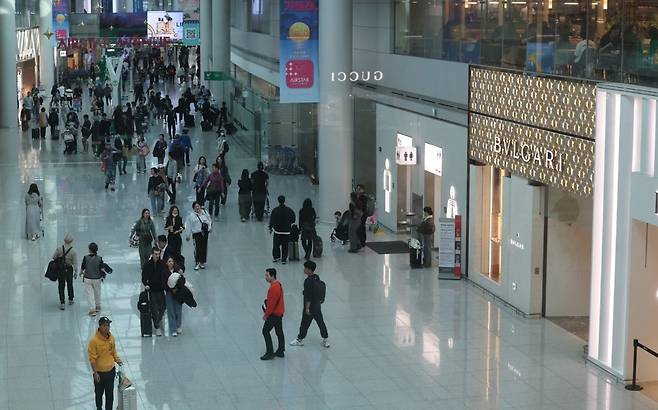 인천국제공항 제1여객터미널 내 면세구역이 평소 대비 한산한 모습을 보이고 있다. 사진=연합뉴스