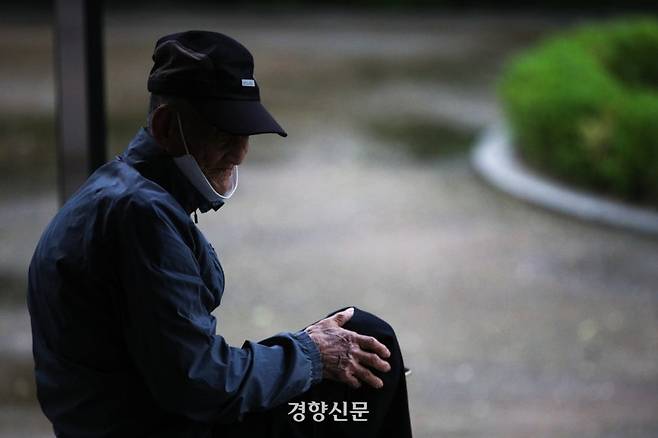 서울 종로구 탑골공원에서 어르신들이 시간을 보내고 있다. 성동훈 기자