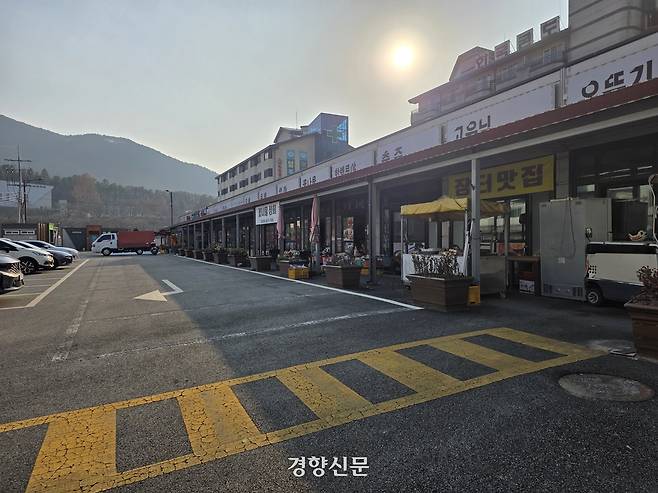 충북 충주시 수안보면 수안보풍물시장이 4일 오후 한산한 모습을 보이고 있다. 이삭 기자.
