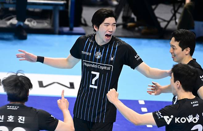 현대캐피탈 허수봉이 4일 대한항공과의 경기에서 득점한 뒤 동료들과 환호하고 있다. KOVO 제공