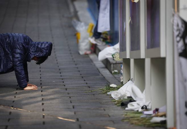 A citizen makes a deep bow at the site of the Itaewon crowd crush in Yongsan-gu, Seoul, on Oct. 29, 2025, marking the third anniversary of the disaster. (Yonhap)