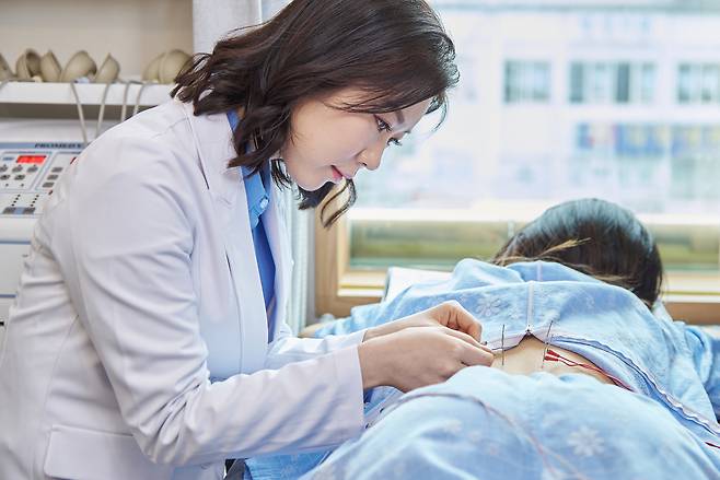 A file photo shows acupuncture being administered by a traditional Korean medicine practitioner. The image is not directly related to the story. (Getty Images)
