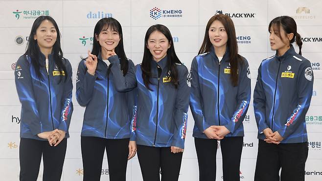 Members of the Korean women's curling team pose for photos after their press conference in southern Seoul on Jan. 2. From left: Kim Min-ji, Seol Ye-eun, Kim Su-ji, Seol Ye-ji and Gim Eun-ji. [YONHAP]