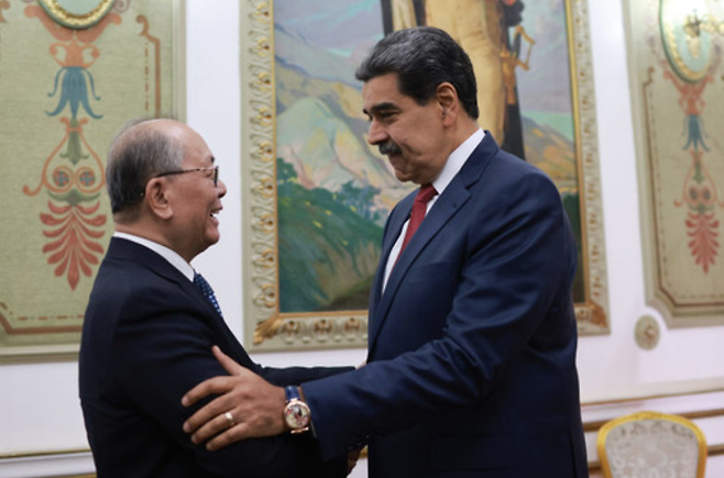 니콜라스 마두로 베네수엘라 대통령이 2일 추샤오치 중국 중남미특사를 만나는 장면. X캡처