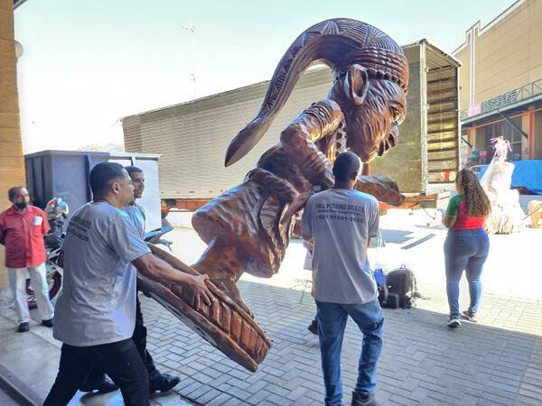 리우 카니발 망게이라 삼바스쿨 사용 조형물 수집 모습. 국립민속박물관 제공