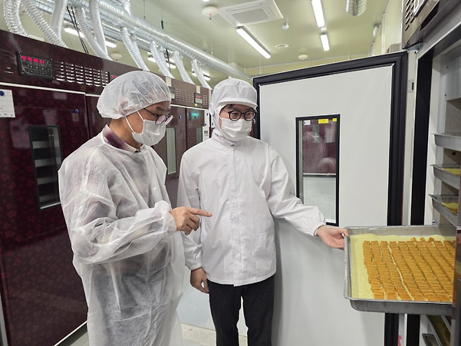 고구마 말랭이를 건조하는 것도 조금만 고치면 엄청난 생산성 향상을 이뤄낼 수 있습니다. 장형윤 매홍L&F 대표(오른쪽)가 이견우 삼성전자 스마트공장지원센터 위원과 대화하고 있습니다. <삼성전자>