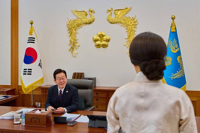 이재명 대통령이 지난 2일 청와대 본관 집무실에서 김혜경 여사와 담소를 나누고 있다. [이재명 대통령 SNS]