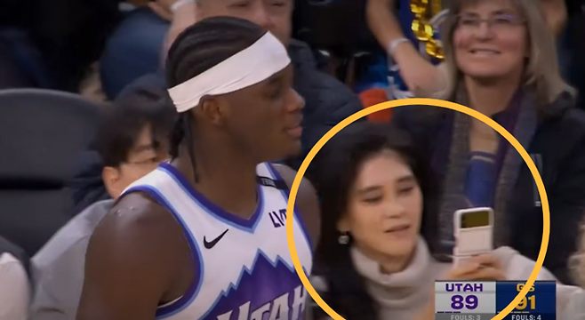 이부진 호텔신라 사장이 아들과 함께 미국 프로농구(NBA) 경기를 관람하는 모습이 포착됐다. 갤럭시Z 플립으로 사진을 찍는 모습 [쿠팡플레이 중계화면 캡처]