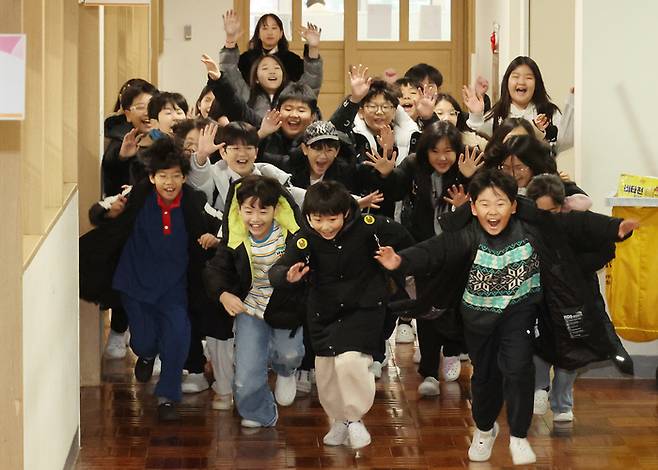겨울 방학을 맞이해 즐거워하는 학생들 모습. [사진=연합뉴스]
