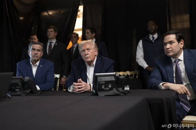 (워싱턴=뉴스1) 류정민 특파원 = 도널드 트럼프 미국 대통령이 3일(현지시간) 소셜미디어 '트루스소셜'에 게시한 사진. 플로리다 마러라고에서 마코 루비오 국무장관(사진 오른쪽), 존 랫클리프 미 중앙정보국(CIA) 국장 등과 함께 니콜라스 마두로 베네수엘라 대통령 체포 군사 작전을 실시간으로 지켜보고 있는  것으로 보인다.(도널드 트럼프 트루스소셜, 재판매 및 DB금지) 2026.01.03.  Copyright (C) 뉴스1. All rights reserved. 무단 전재 및 재배포,  AI학습 이용 금지. /사진=(워싱턴=뉴스1) 류정민 특파원