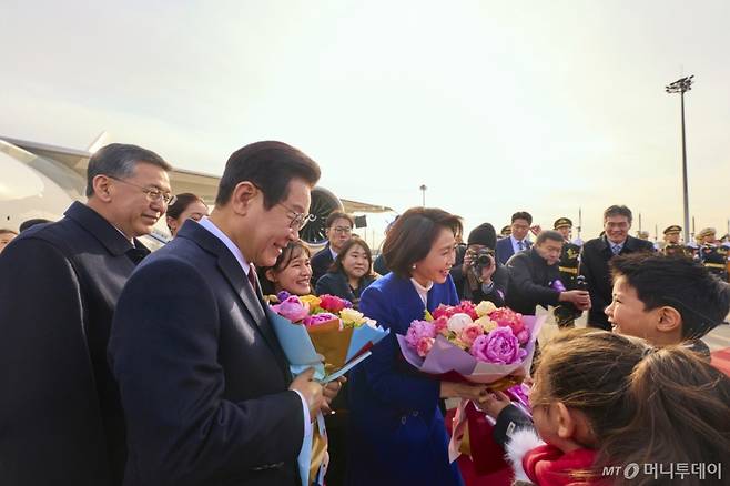 (베이징(중국)=뉴스1) 허경 기자 = 중국을 국빈방문하는 이재명 대통령과 김혜경 여사가 4일 베이징 서우두 공항에서 화동들에게 꽃다발을 전달 받고 있다. (공동취재) 2026.1.4/뉴스1 Copyright (C) 뉴스1. All rights reserved. 무단 전재 및 재배포, AI학습 이용 금지. /사진=(베이징(중국)=뉴스1) 허경 기자