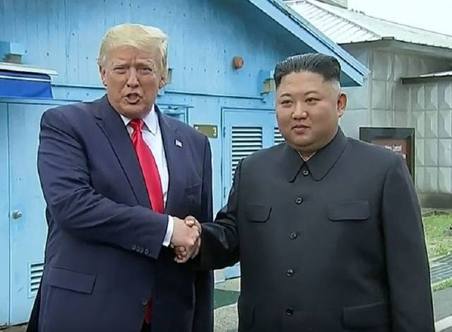 지난 2019년 판문점서 만난 도널드 트럼프(왼쪽) 미국 대통령과 김정은 북한 국무위원장.연합뉴스