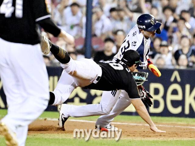 23일 오후 서울 잠실야구장에서 진행된 '2025 프로야구 KBO리그' 두산베어스와 KT위즈의 경기. KT 황재균이 8회말 무사 1루서 케이브의 타구를 직선타로 잡아낸 뒤 1루 주자 이유찬을 태그아웃 하고 있다./마이데일리