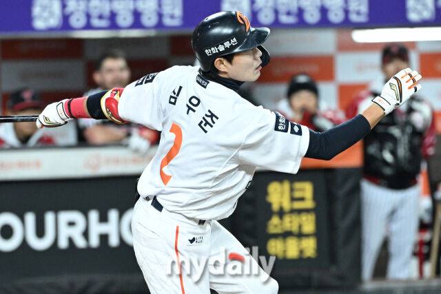 30일 대전 한화생명 볼파크 야구장에서 열린 '2025 신한 SOL 뱅크 KBO 한국시리즈 4차전' LG 트윈스와 한화 이글스 경기. 한화 심우준이 3회말 선두타자로 나와 헛스윙 삼진을 당하고 있다./마이데일리