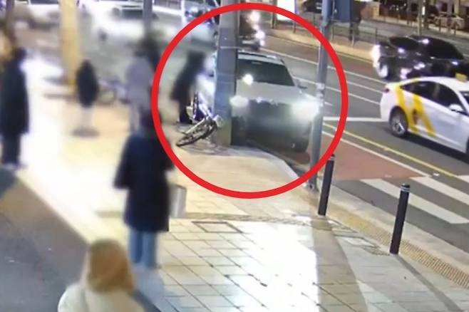 지난달 31일 오후 6시 50분쯤 서울 광진구 화양동 한 대로변에서 유명 여성 인터넷방송인(BJ)이 약물을 복용한 상태로 운전하다 전봇대를 들이받는 사고를 냈다. [MBN 보도화면 캡처]